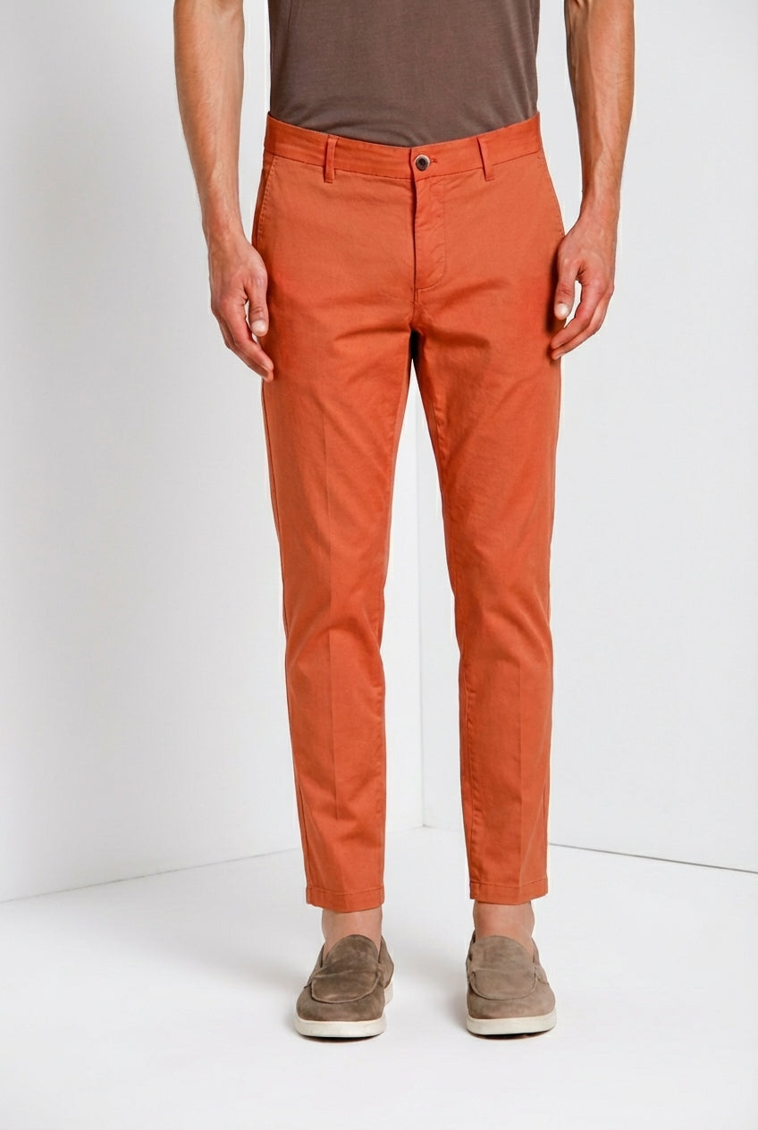 Pantalone chino uomo Milano Mason's mattone in gabardina stretch slim fit, vista frontale su modello SS26
