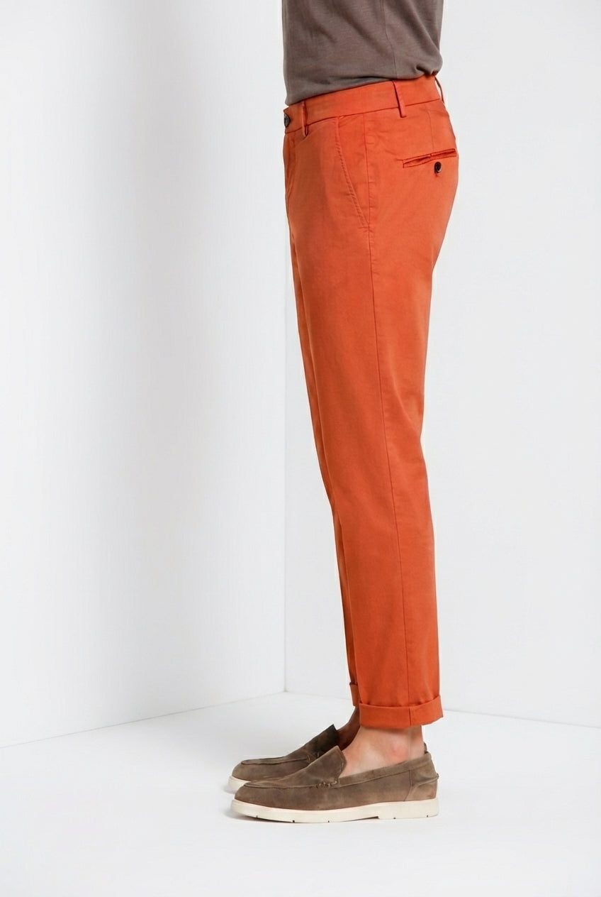 Pantalone chino uomo Milano Mason's mattone in gabardina stretch slim fit, vista laterale su modello SS26