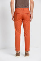 Pantalone chino uomo Milano Mason's mattone in gabardina stretch slim fit, vista posteriore su modello SS26