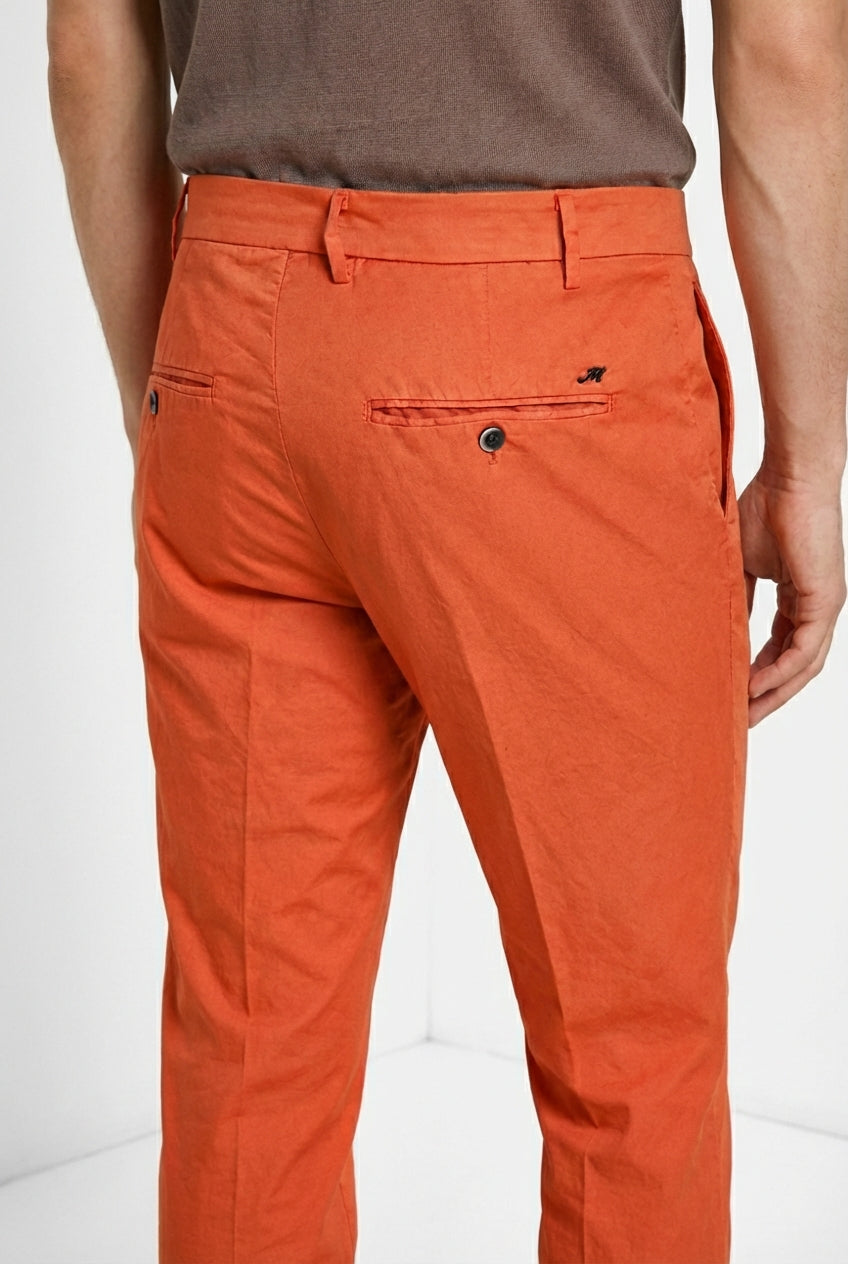 Dettaglio pantalone chino uomo Milano Mason's mattone in gabardina stretch SS26