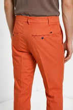 Dettaglio pantalone chino uomo Milano Mason's mattone in gabardina stretch SS26