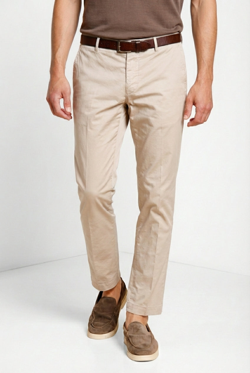 Dettaglio vita pantalone chino uomo Milano Mason's beige chiaro in gabardina stretch SS26