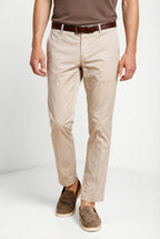 Dettaglio vita pantalone chino uomo Milano Mason's beige chiaro in gabardina stretch SS26