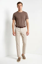 Dettaglio gamba pantalone chino uomo Milano Mason's beige chiaro in gabardina stretch SS26