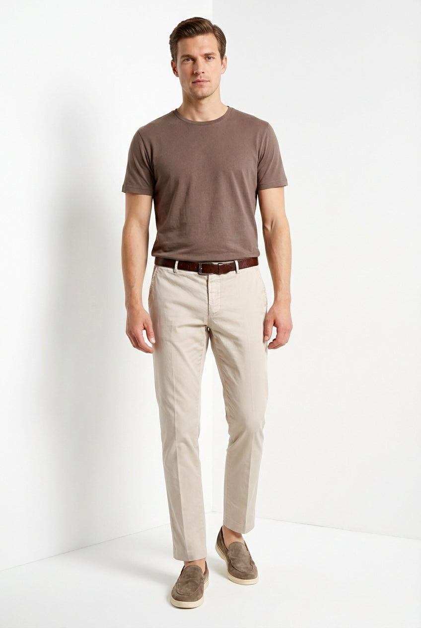 Dettaglio gamba pantalone chino uomo Milano Mason's beige chiaro in gabardina stretch SS26