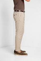 Pantalone chino uomo Milano Mason's beige chiaro in gabardina stretch slim fit, vista laterale su modello SS26