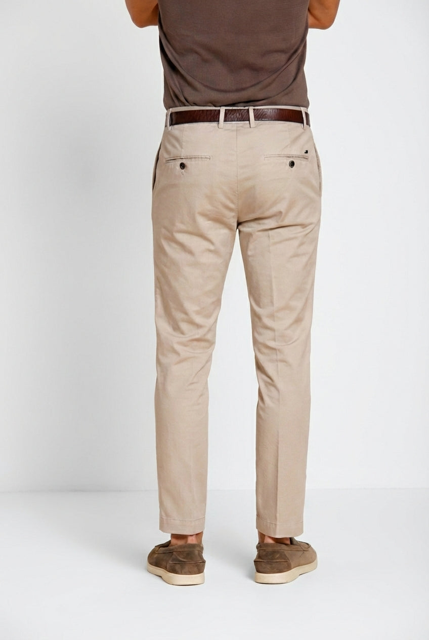 Pantalone chino uomo Milano Mason's beige chiaro in gabardina stretch slim fit, vista posteriore su modello SS26