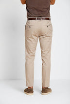 Pantalone chino uomo Milano Mason's beige chiaro in gabardina stretch slim fit, vista posteriore su modello SS26
