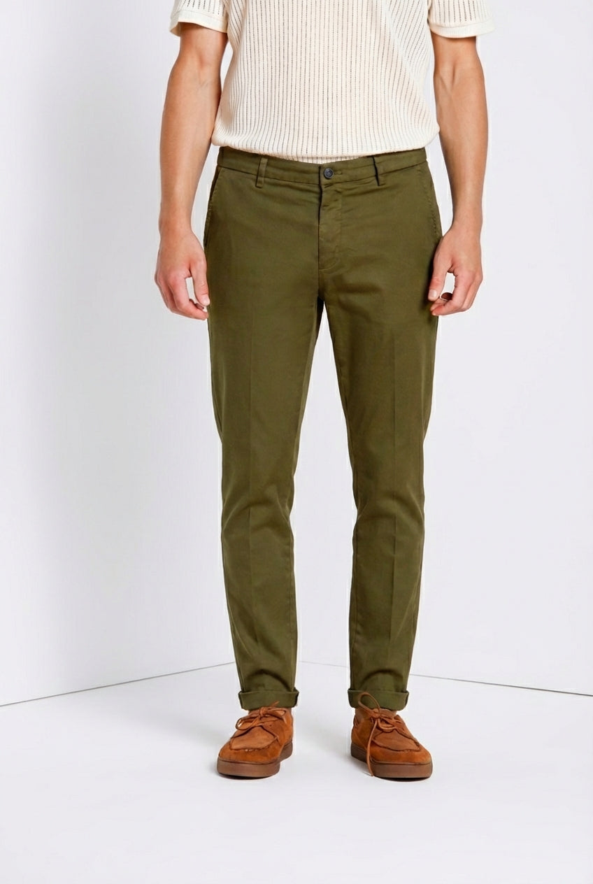 Osaka pantalone chino uomo in tricotina fine di cotone e lyocell carrot fit