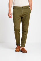 Osaka pantalone chino uomo in tricotina fine di cotone e lyocell carrot fit
