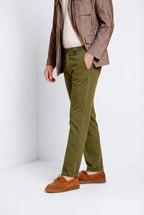 Osaka pantalone chino uomo in tricotina fine di cotone e lyocell carrot fit