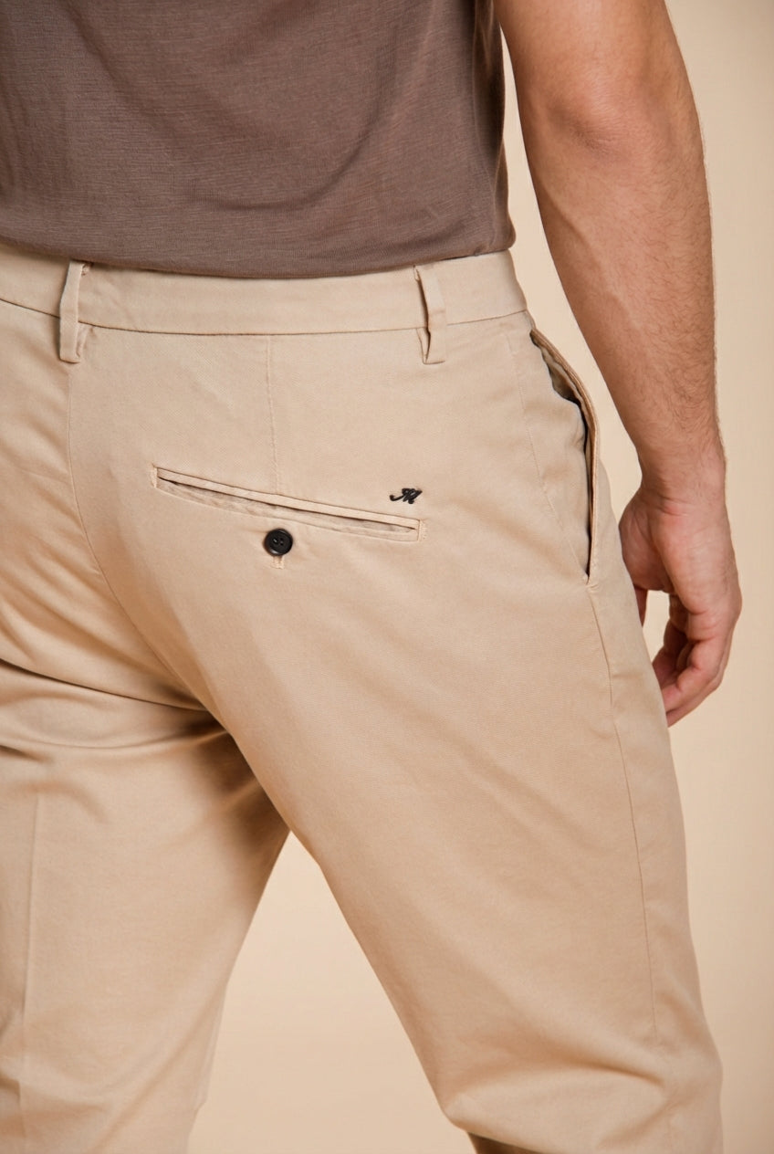 Osaka pantalone chino uomo in tricotina fine di cotone e lyocell carrot fit