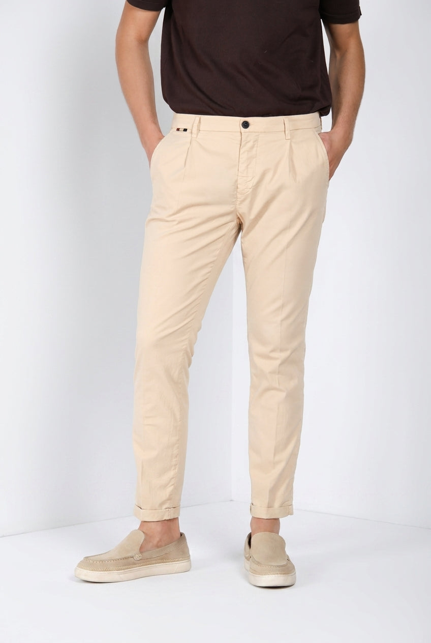 Osaka 1 Pinces pantalone chino uomo in raso di cotone e seta carrot fit ①