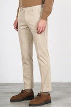 Torino Flex pantalón chino de hombre en raso slim fit ①
