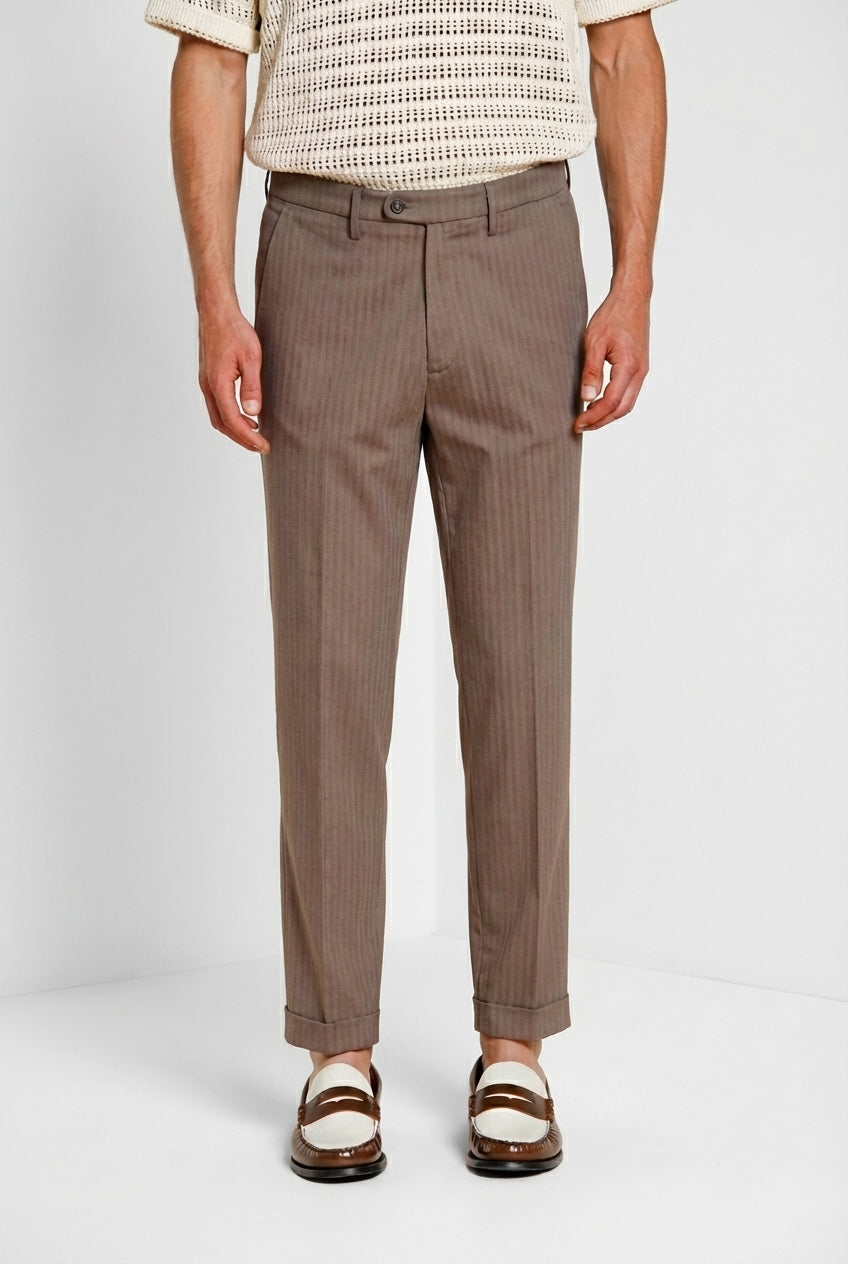 Dettaglio gamba pantalone chino uomo Boston Mason's marrone testa di moro in resca tinto filo stretch SS26