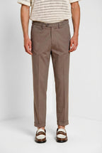 Dettaglio gamba pantalone chino uomo Boston Mason's marrone testa di moro in resca tinto filo stretch SS26