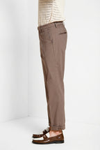 Pantalone chino uomo Boston Mason's marrone testa di moro in resca tinto filo stretch relaxed fit, vista laterale su modello SS26