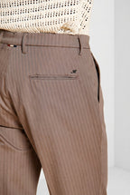 Dettaglio pantalone chino uomo Boston Mason's marrone testa di moro in resca tinto filo stretch SS26