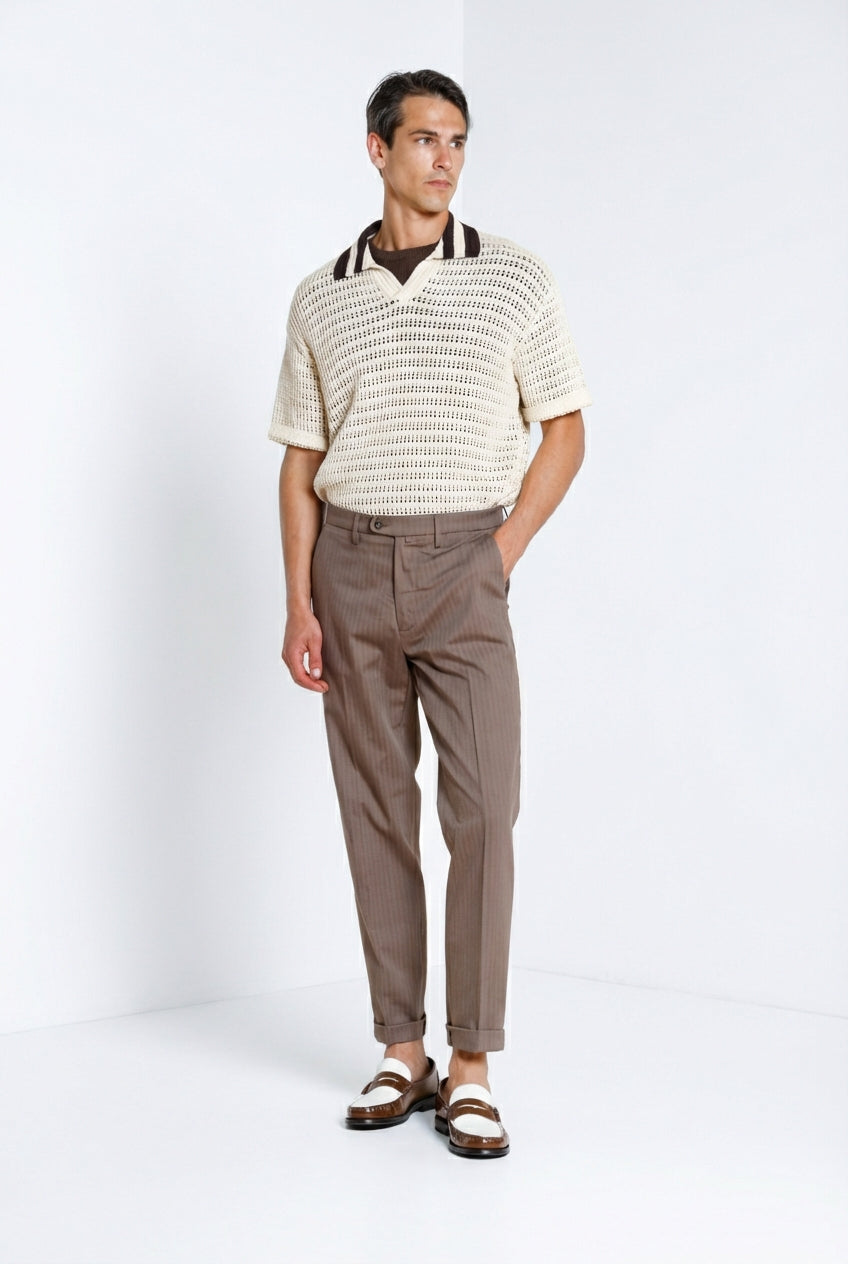 Pantalone chino uomo Boston Mason's marrone testa di moro in resca tinto filo stretch relaxed fit, vista posteriore su modello SS26