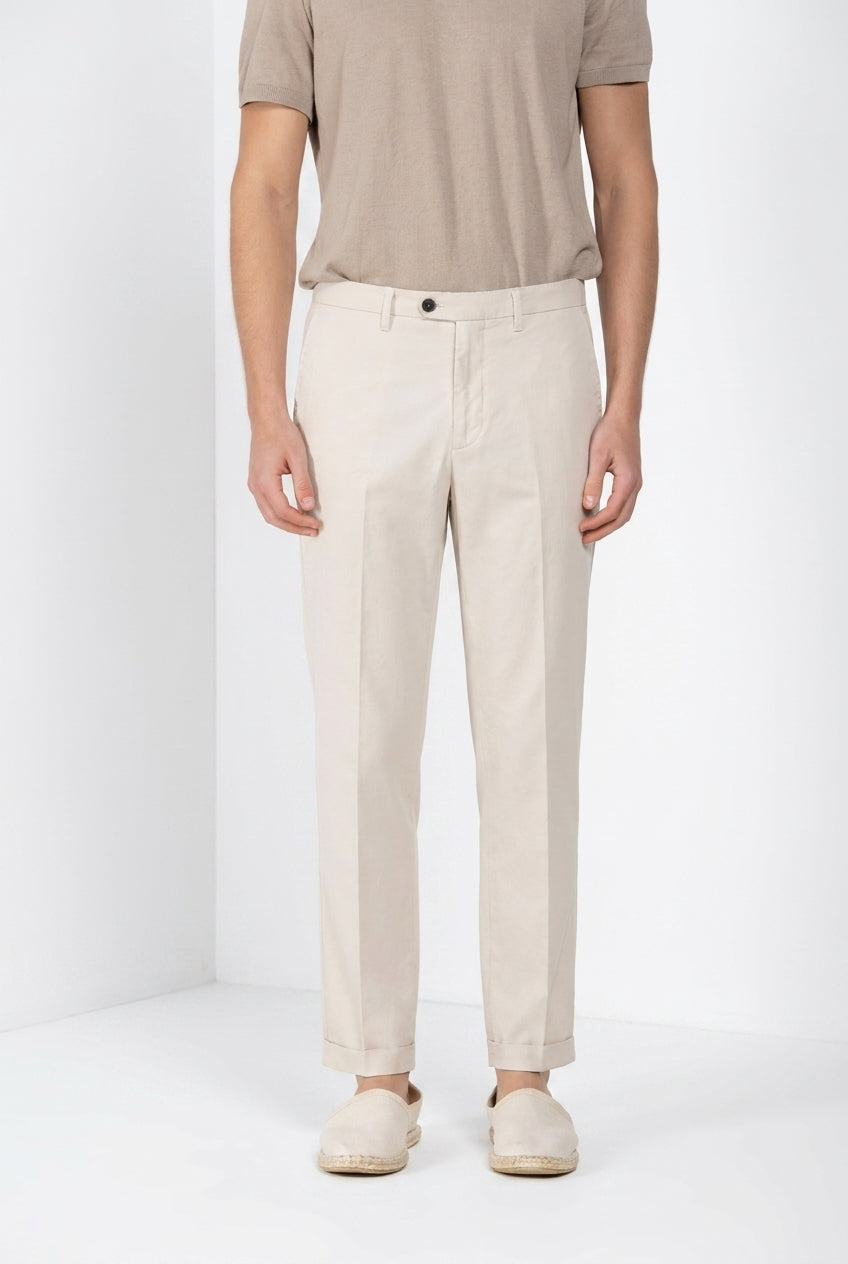 Pantalone chino uomo Boston Mason's stucco in cavallery stretch relaxed fit, vista frontale su modello SS26