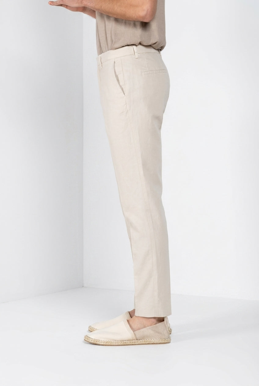Pantalone chino uomo Boston Mason's stucco in cavallery stretch relaxed fit, vista laterale su modello SS26