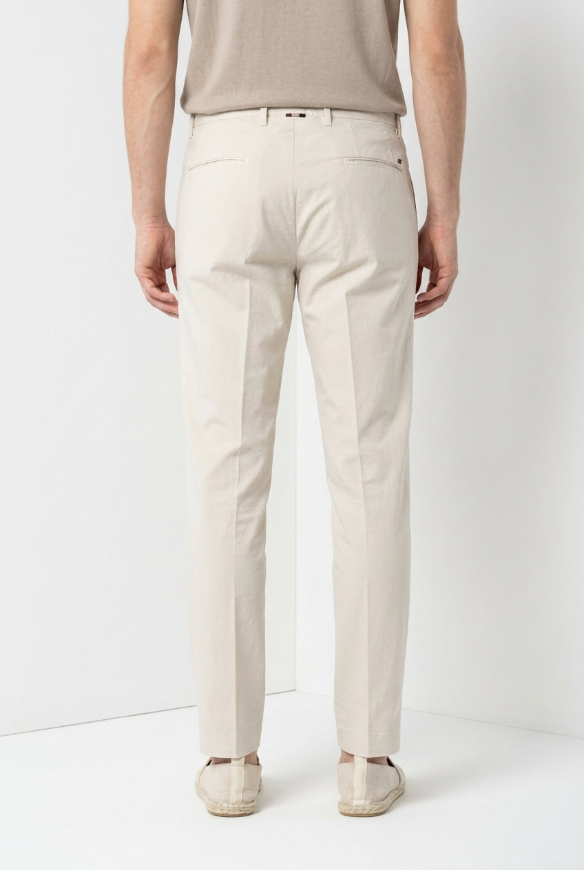 Pantalone chino uomo Boston Mason's stucco in cavallery stretch relaxed fit, vista posteriore su modello SS26