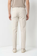 Pantalone chino uomo Boston Mason's stucco in cavallery stretch relaxed fit, vista posteriore su modello SS26