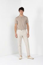 Dettaglio pantalone chino uomo Boston Mason's stucco in cavallery stretch SS26