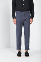 Pantalone chino uomo Boston Mason's carta da zucchero in cavallery stretch relaxed fit, vista frontale su modello SS26