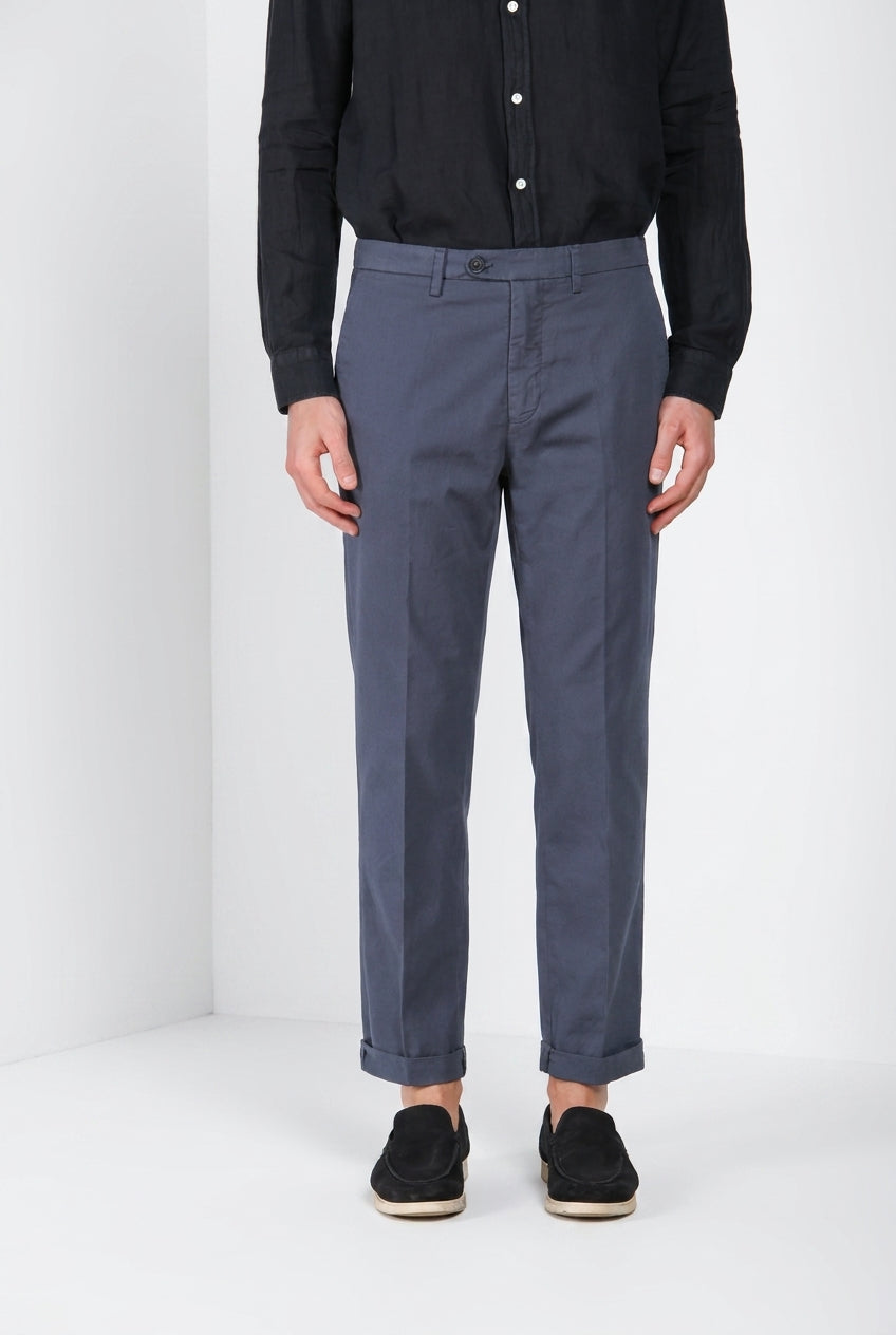 Pantalone chino uomo Boston Mason's carta da zucchero in cavallery stretch relaxed fit, vista frontale su modello SS26