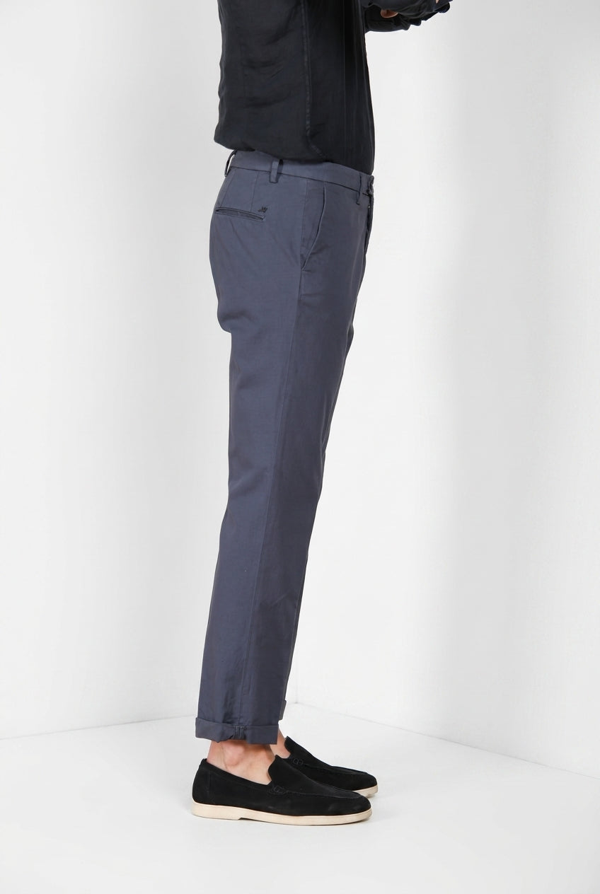 Pantalone chino uomo Boston Mason's carta da zucchero in cavallery stretch relaxed fit, vista laterale su modello SS26