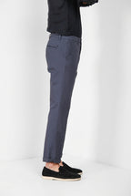 Pantalone chino uomo Boston Mason's carta da zucchero in cavallery stretch relaxed fit, vista laterale su modello SS26