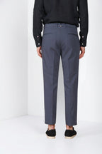 Pantalone chino uomo Boston Mason's carta da zucchero in cavallery stretch relaxed fit, vista posteriore su modello SS26