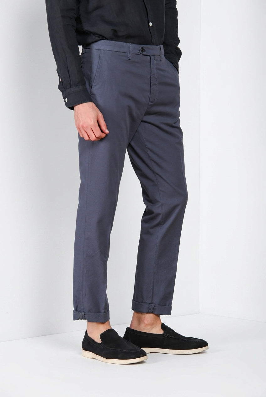 Dettaglio gamba pantalone chino uomo Boston Mason's carta da zucchero in cavallery stretch SS26
