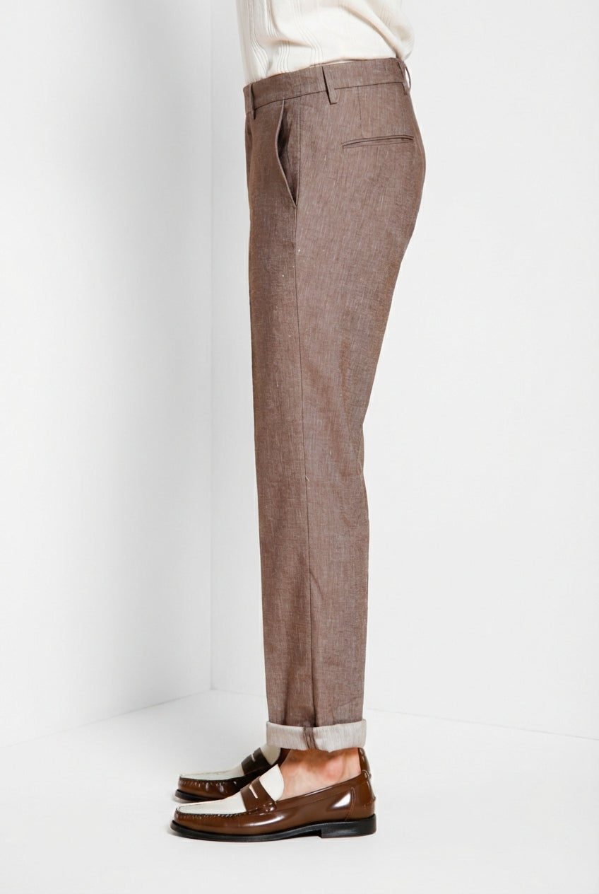Pantalone chino uomo Boston Mason's tortora in denim relaxed fit, vista laterale su modello SS26
