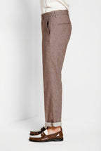 Pantalone chino uomo Boston Mason's tortora in denim relaxed fit, vista laterale su modello SS26