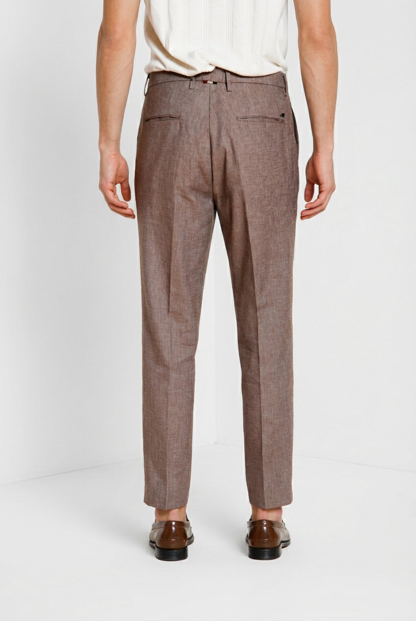 Dettaglio gamba pantalone chino uomo Boston Mason's tortora in denim SS26