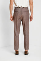 Dettaglio gamba pantalone chino uomo Boston Mason's tortora in denim SS26