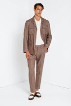 Pantalone chino uomo Boston Mason's tortora in denim relaxed fit, vista frontale su modello SS26