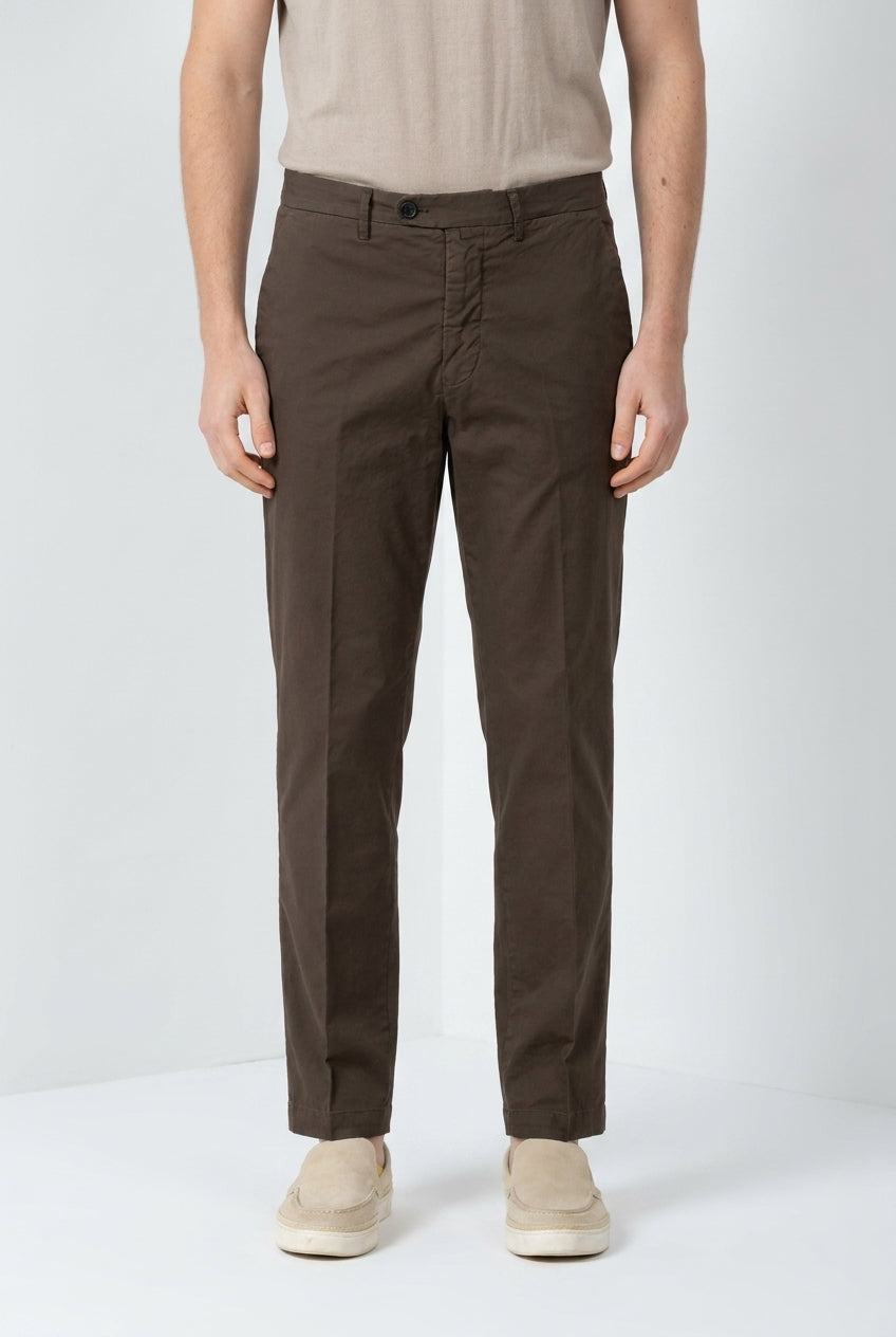 Pantalone chino uomo Boston Mason's marrone in twill relaxed fit, vista frontale su modello SS26