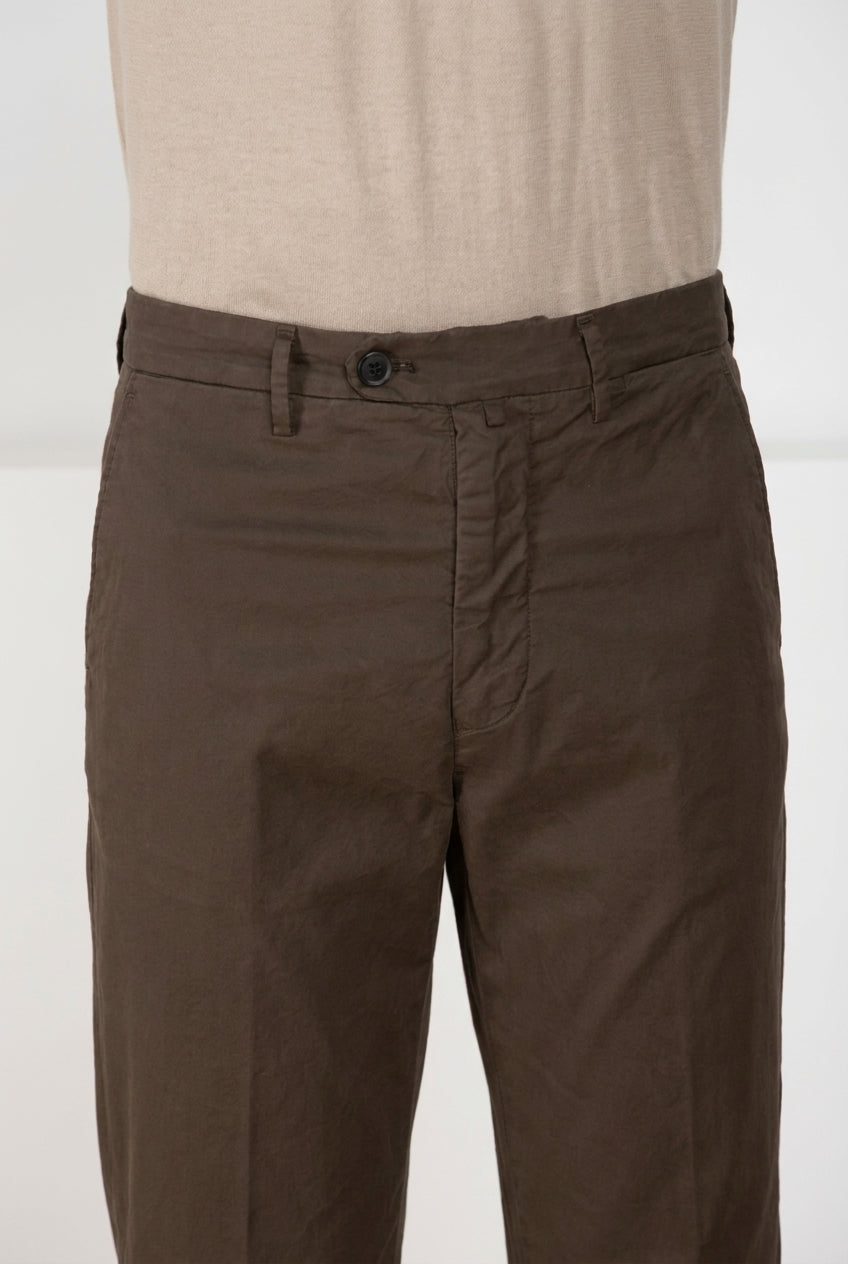 Dettaglio vita pantalone chino uomo Boston Mason's marrone in twill SS26