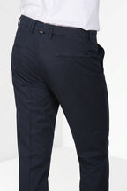 Pantalone chino uomo Boston Mason's blu notte in twill relaxed fit, vista posteriore su modello SS26