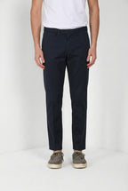 Pantalone chino uomo Boston Mason's blu notte in twill relaxed fit, vista frontale su modello SS26