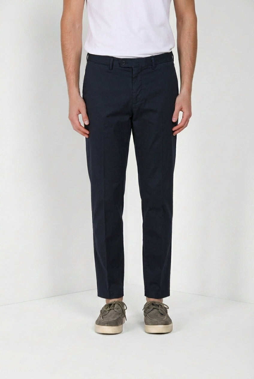 Pantalone chino uomo Boston Mason's blu notte in twill relaxed fit, vista frontale su modello SS26