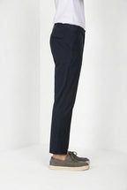 Dettaglio gamba pantalone chino uomo Boston Mason's blu notte in twill SS26