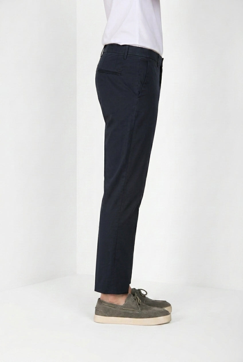 Dettaglio gamba pantalone chino uomo Boston Mason's blu notte in twill SS26