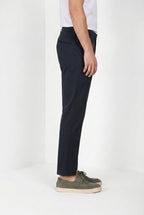 Pantalone chino uomo Boston Mason's blu notte in twill relaxed fit, vista laterale su modello SS26