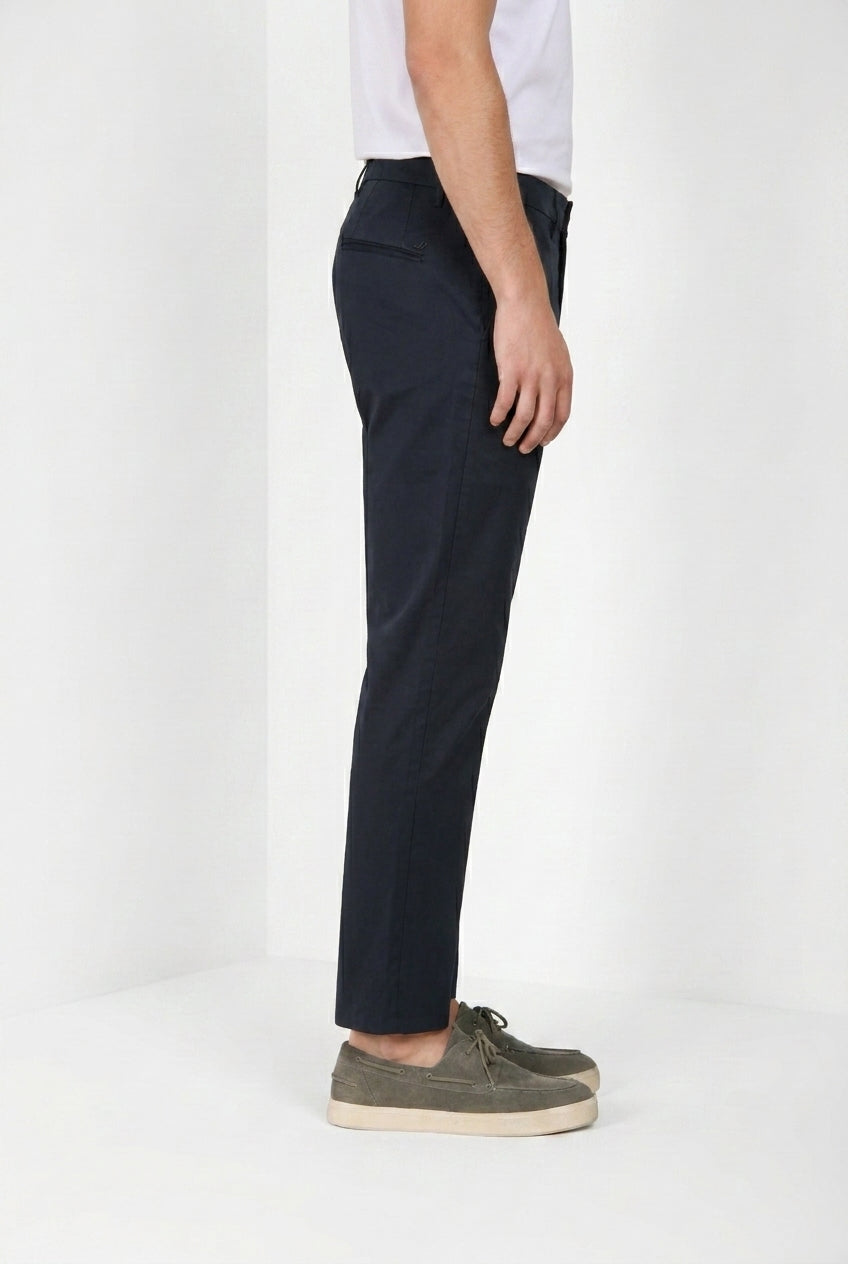Pantalone chino uomo Boston Mason's blu notte in twill relaxed fit, vista laterale su modello SS26
