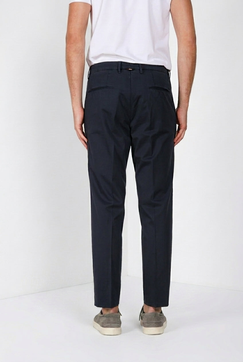 Dettaglio tasca pantalone chino uomo Boston Mason's blu notte in twill SS26