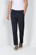 Dettaglio vita pantalone chino uomo Boston Mason's blu notte in twill SS26